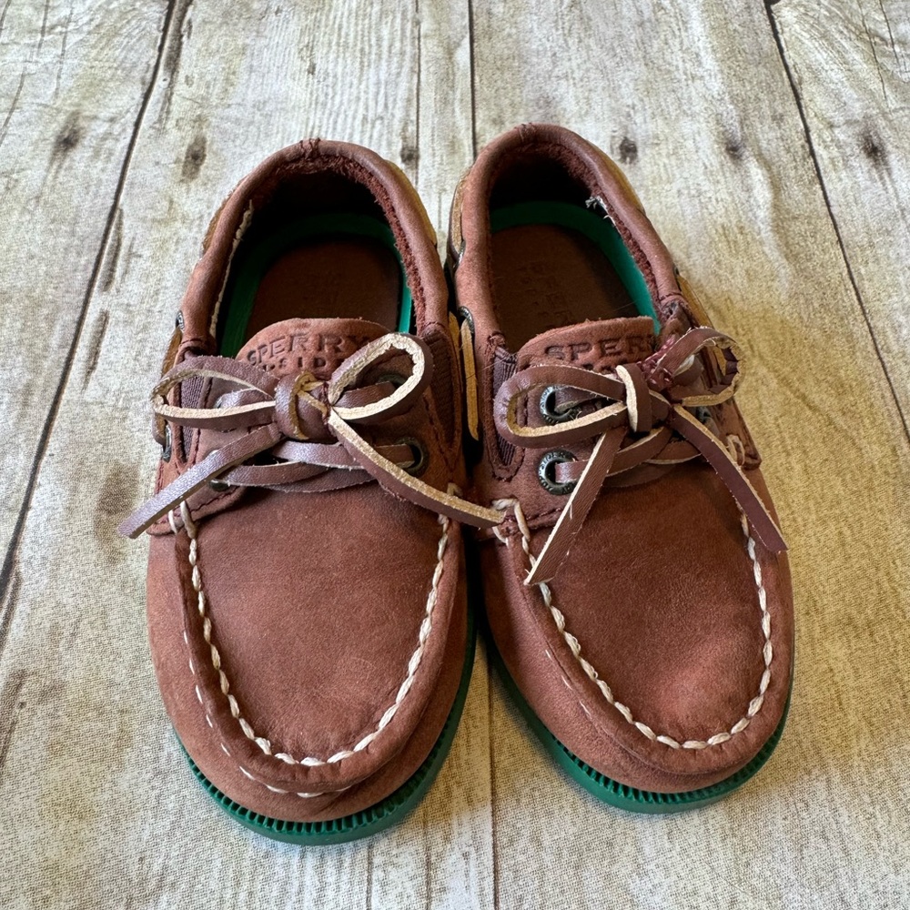 NWOT Toddler Sperry leather boat shoes Sz 5